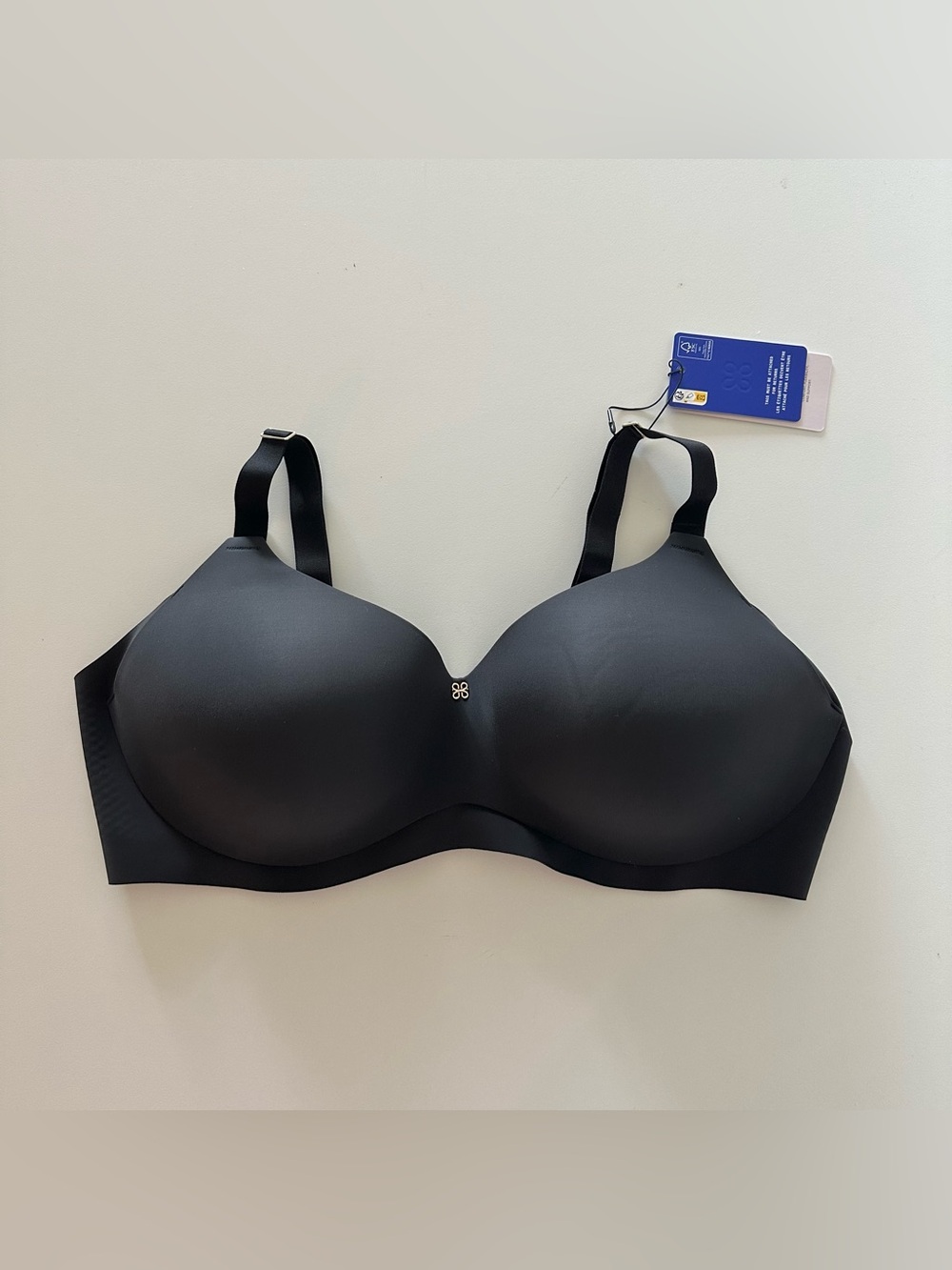 NEW HoneyLove Bra 42D Black Cloud Embrace Wireless Contour T-Shirt
New with tag